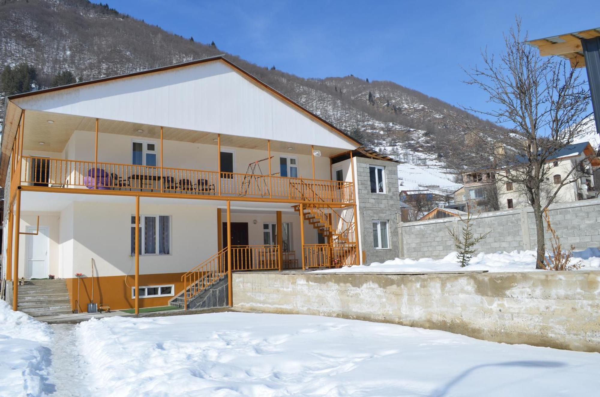 Guesthouse Qarim Местия Екстериор снимка