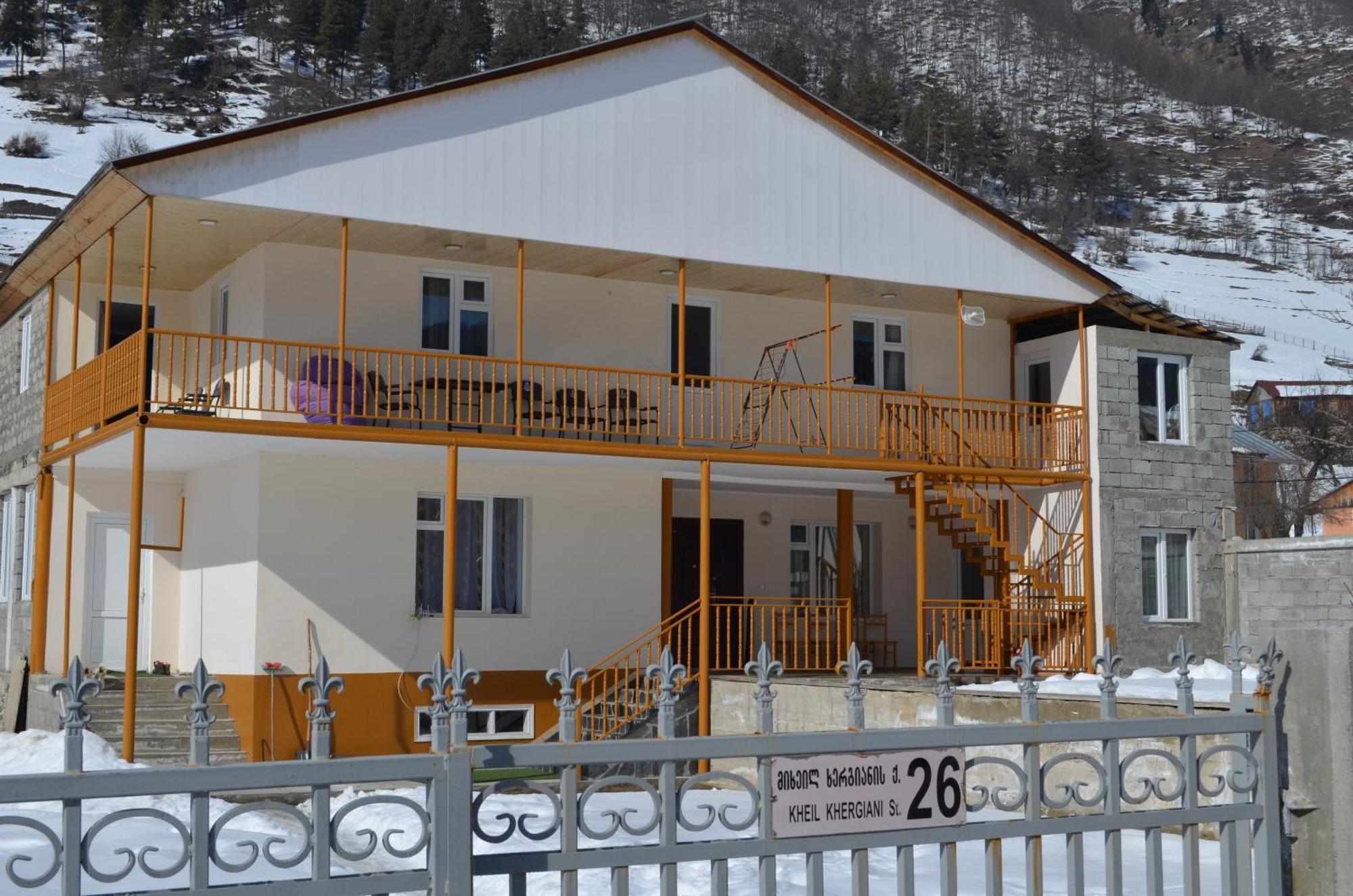 Guesthouse Qarim Местия Екстериор снимка