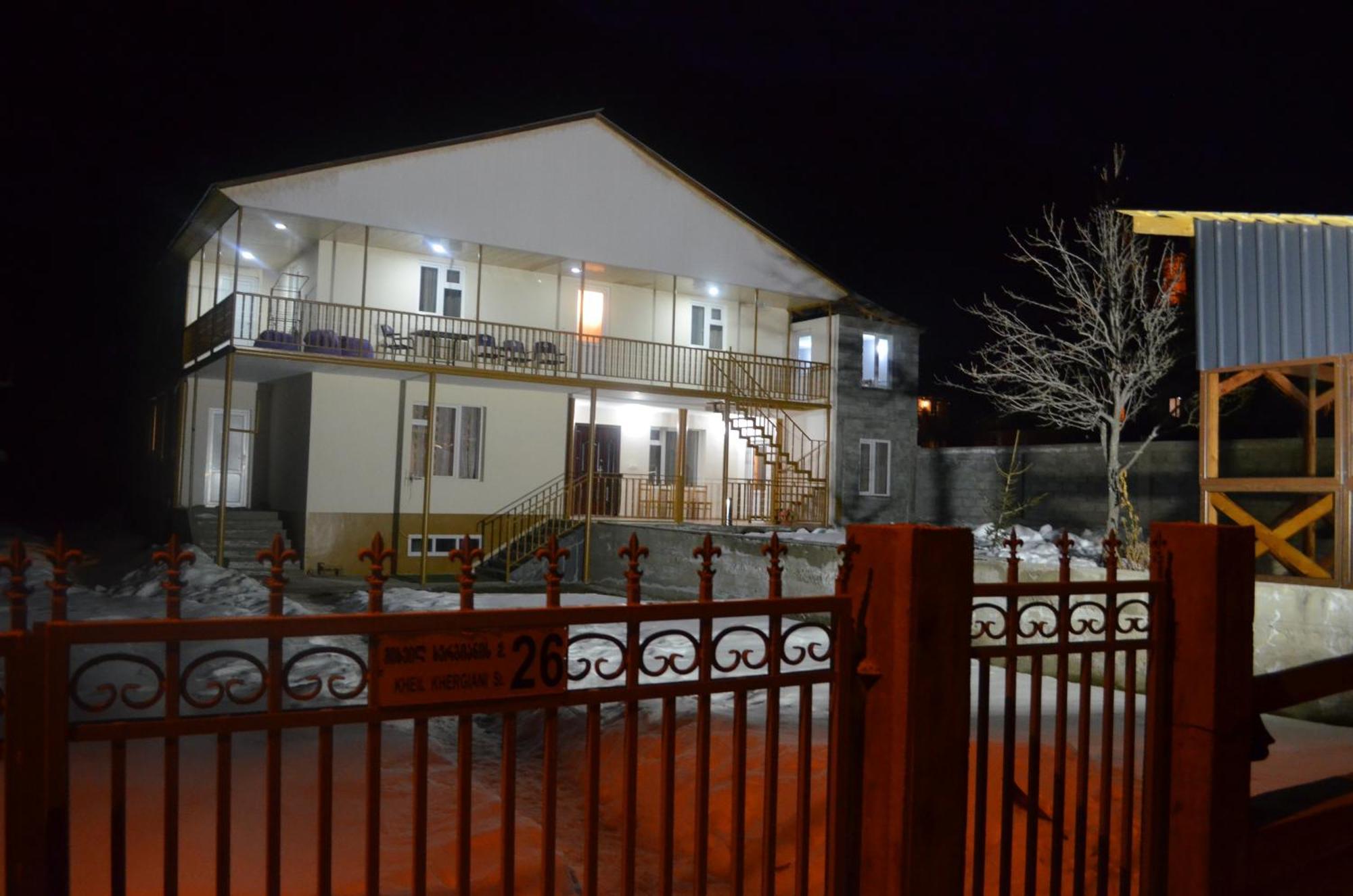 Guesthouse Qarim Местия Екстериор снимка