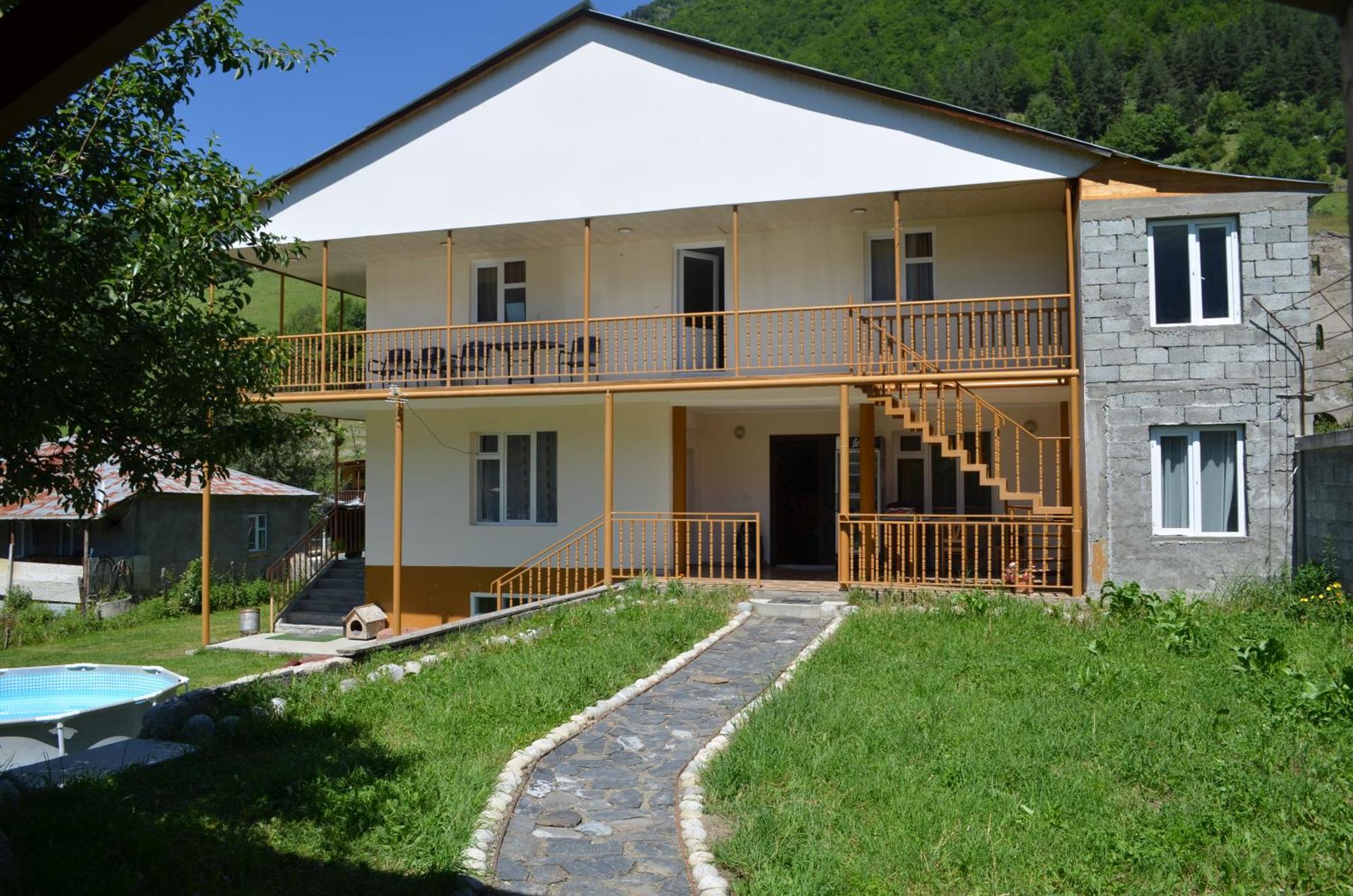 Guesthouse Qarim Местия Екстериор снимка